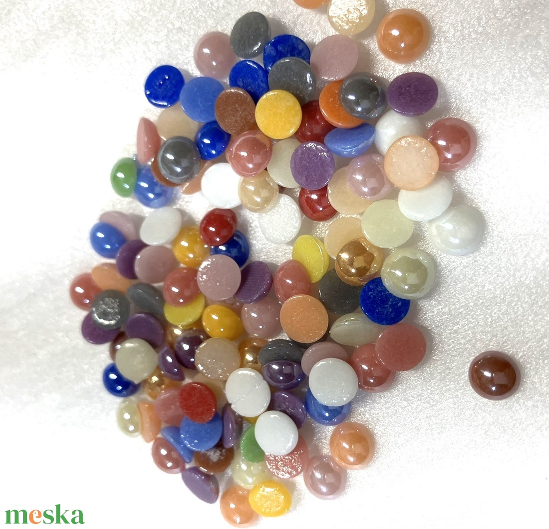  KEREK CABOCHON VEGYES SZÍNBEN, 7 MM-ES  - kellékek & szerszámok - gyöngyfűzés kellékek - üveggyöngy - Meska.hu