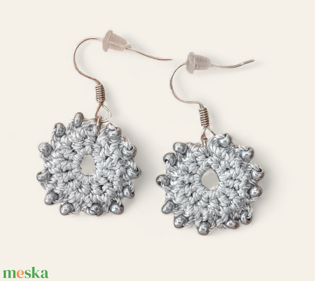 Kisvirágos fülbevaló ezüst  - ékszer - fülbevaló - lógós kerek fülbevaló - Meska.hu