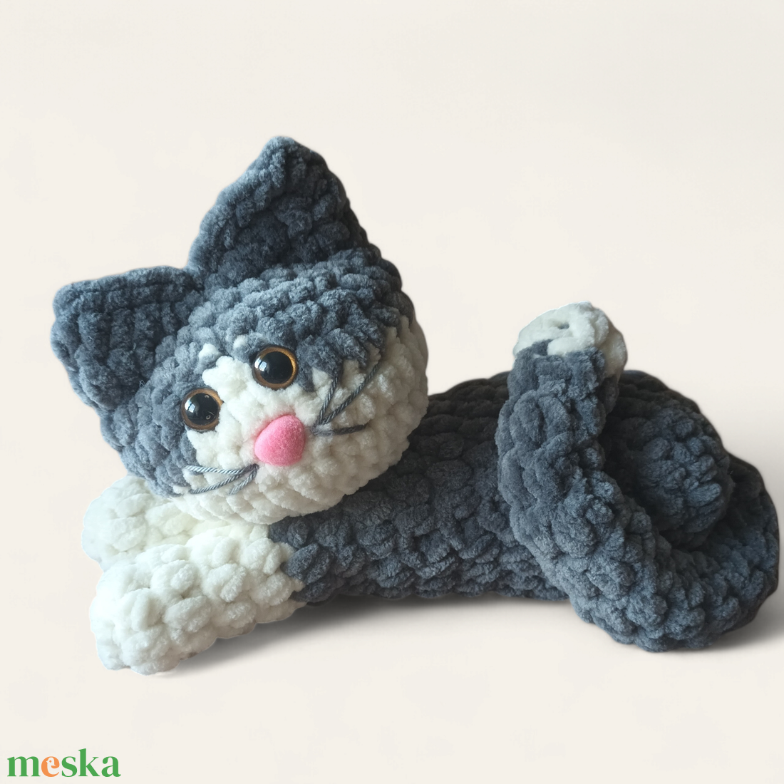 Plüss fekvő cica szürke-fehér 20 cm-es - játék & sport - plüssállat & játékfigura - cica - Meska.hu Plüss fekvő cica szürke-fehér 20 cm-es - játék & sport - plüssállat & játékfigura - cica - Meska.hu