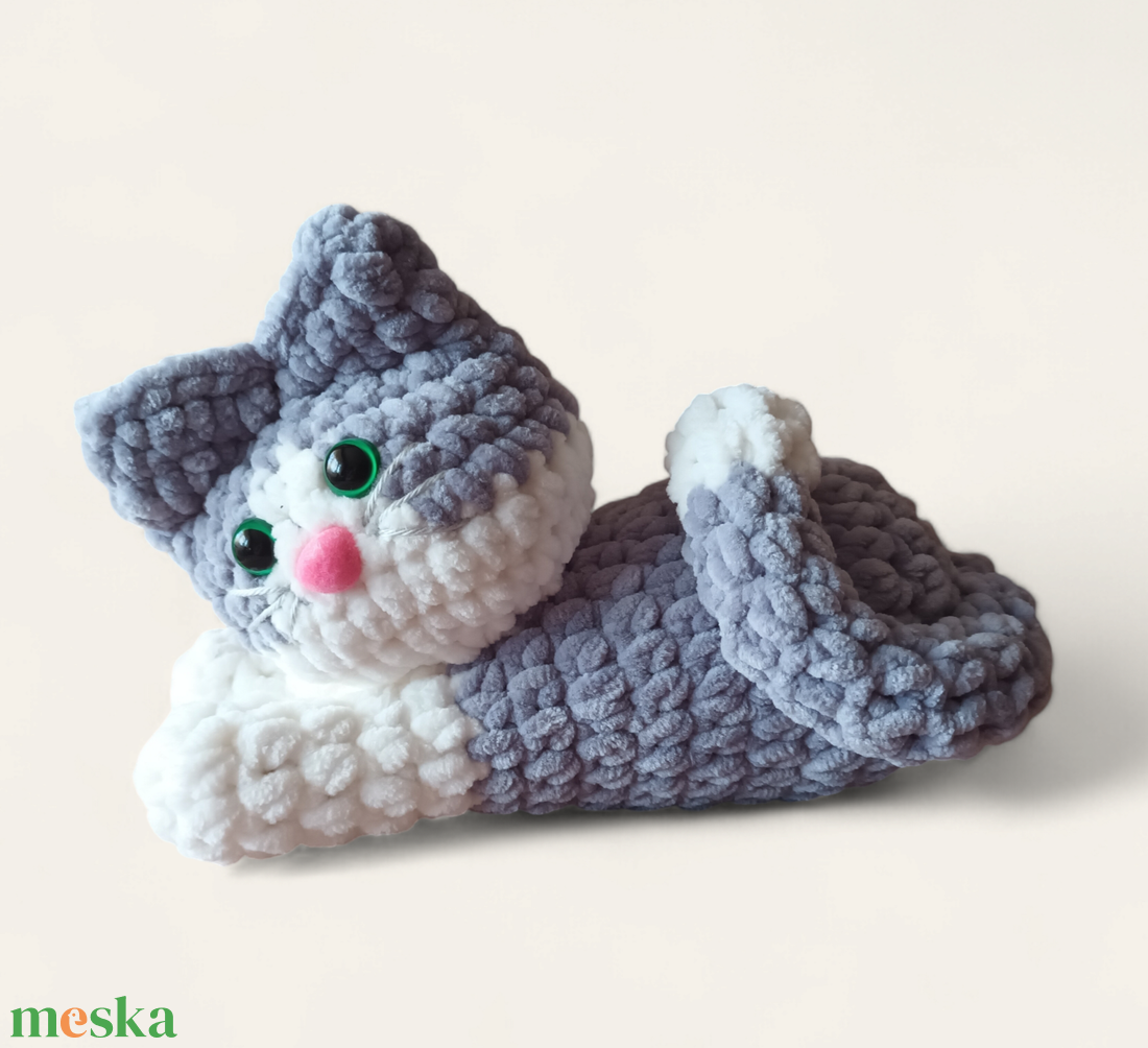Plüss fekvő cica szürke-fehér 20 cm-es - játék & sport - plüssállat & játékfigura - cica - Meska.hu Plüss fekvő cica szürke-fehér 20 cm-es - játék & sport - plüssállat & játékfigura - cica - Meska.hu