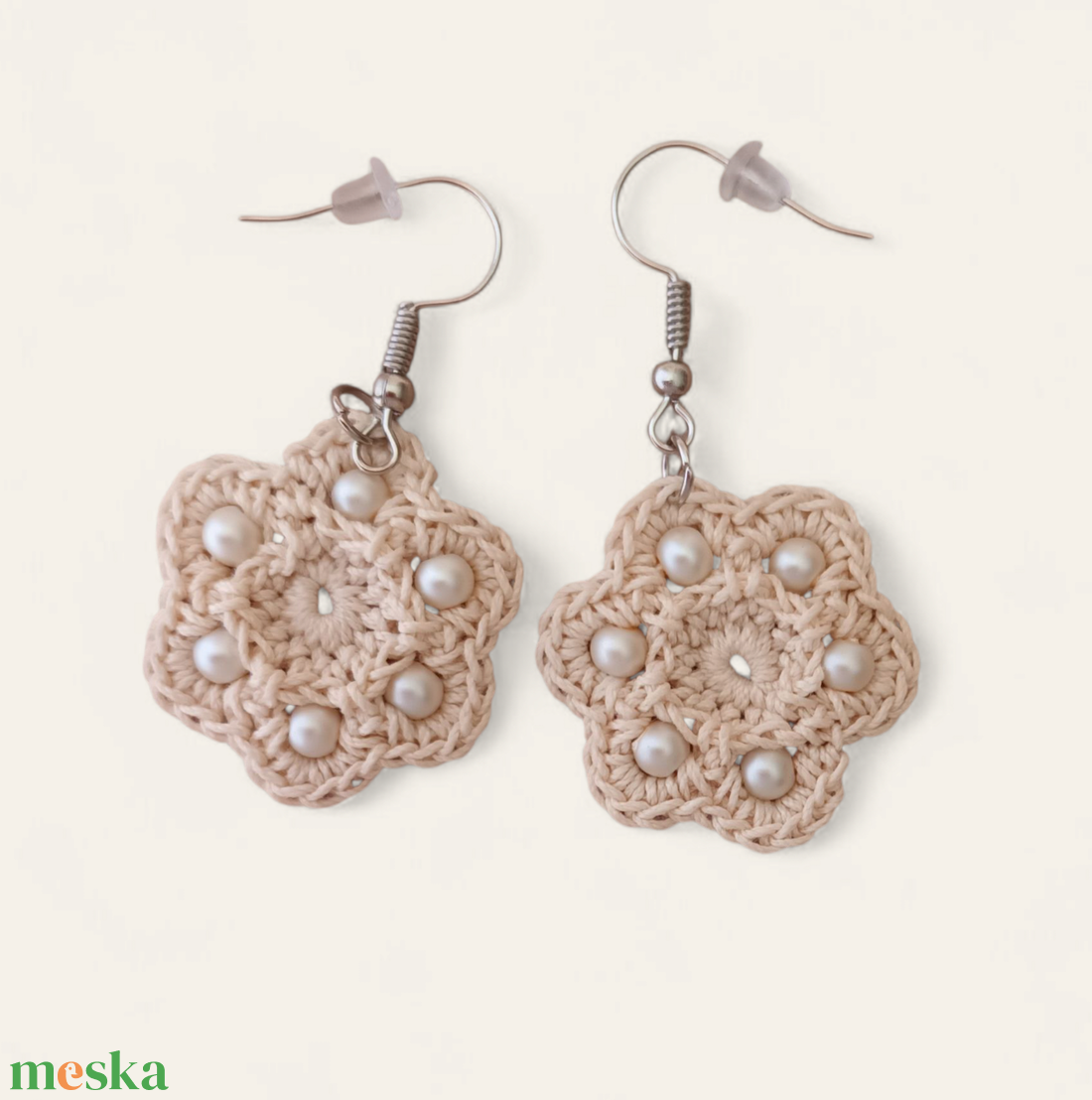 Gerbera fülbevaló bézs - ékszer - fülbevaló - lógós kerek fülbevaló - Meska.hu