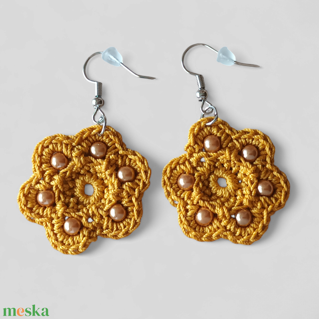 Gerbera fülbevaló okkersárga  - ékszer - fülbevaló - lógós kerek fülbevaló - Meska.hu