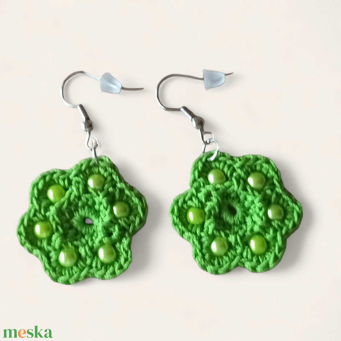 Gerbera fülbevaló kivizöld  - ékszer - fülbevaló - lógós kerek fülbevaló - Meska.hu