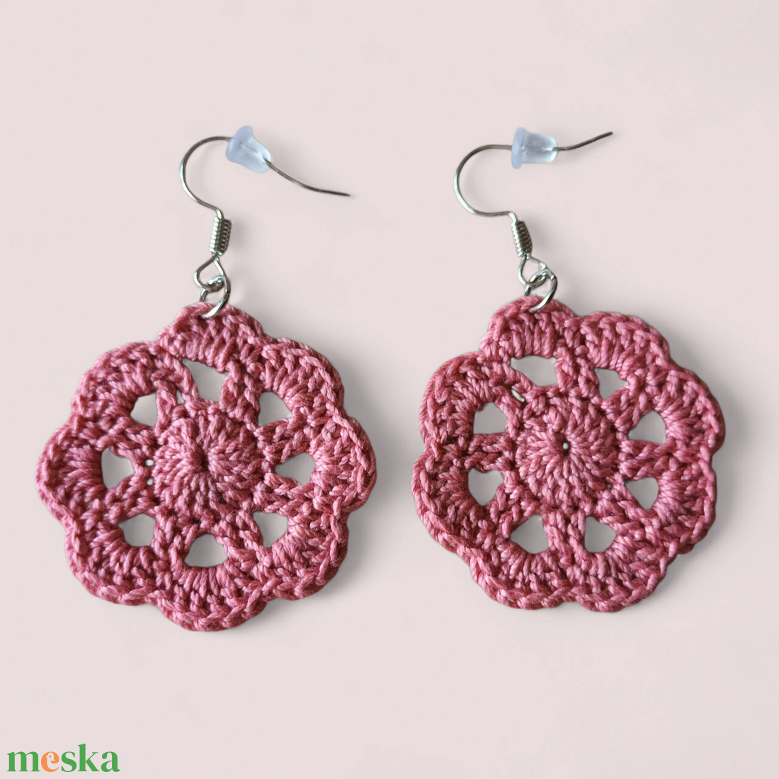 Csipkerózsa fülbevaló lazac - ékszer - fülbevaló - lógó fülbevaló - Meska.hu