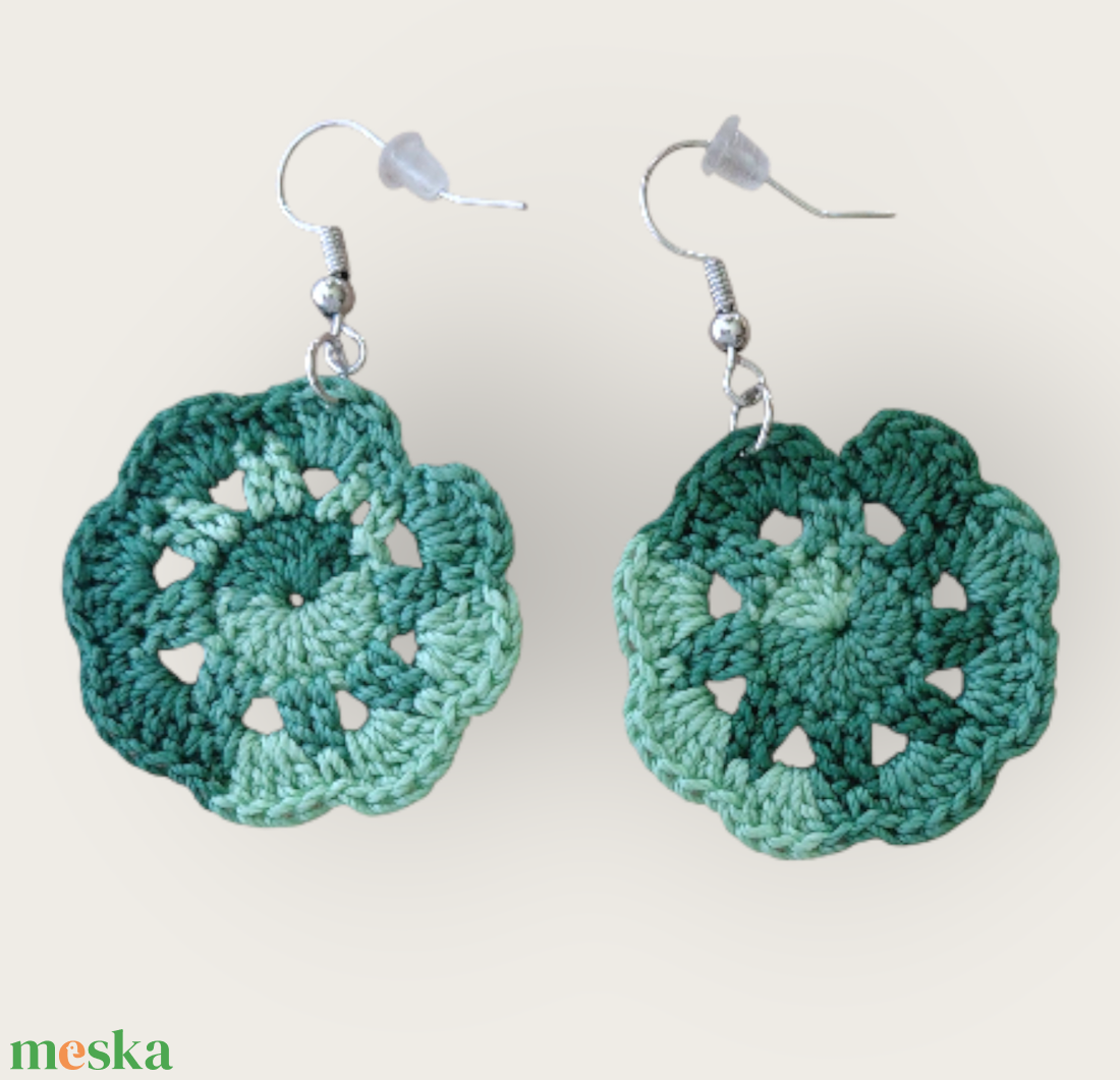 Csipkerózsa fülbevaló zöld színváltós  - ékszer - fülbevaló - lógó fülbevaló - Meska.hu