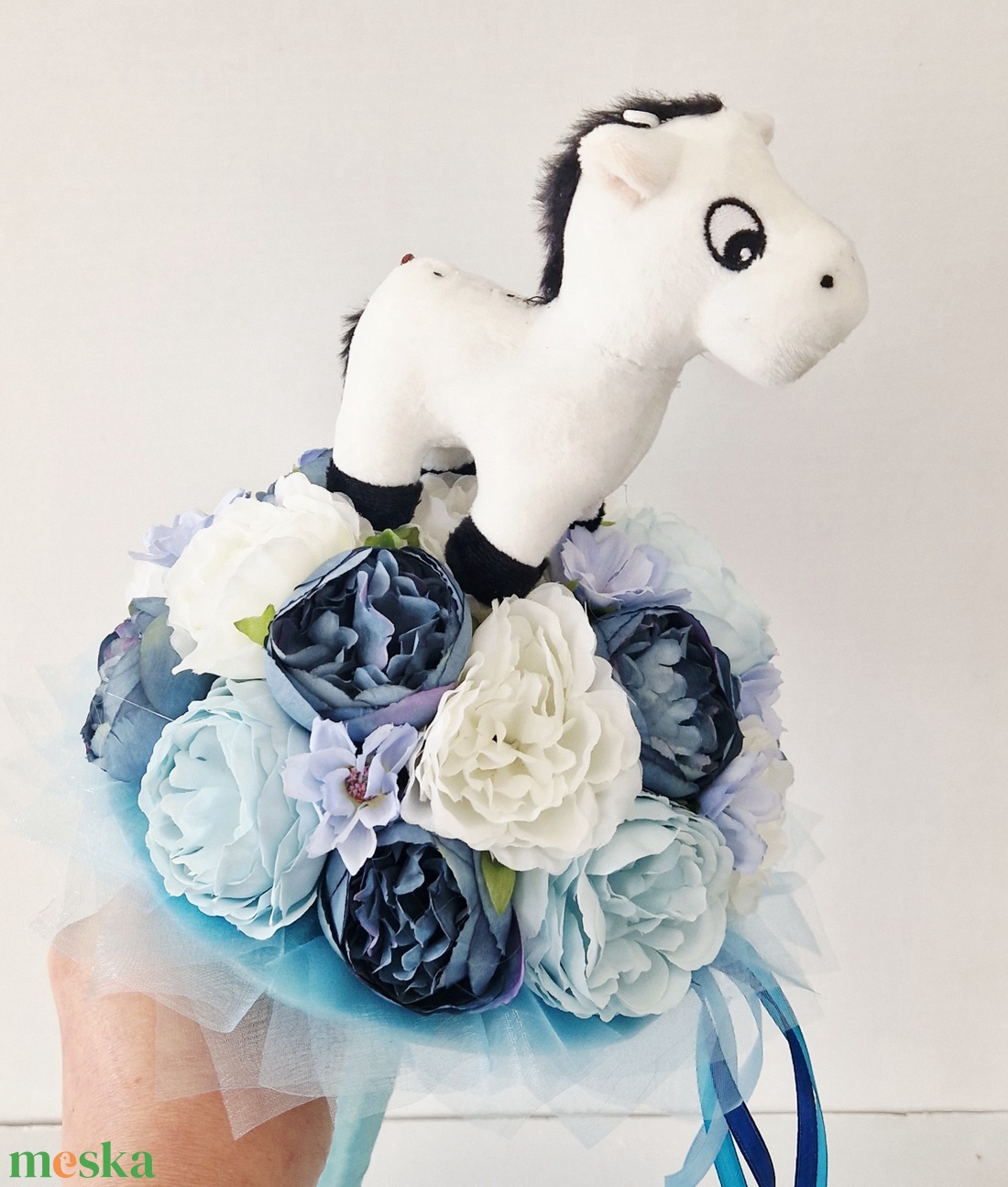 Lovacskás ballagási csokor - otthon & életmód - virágdekoráció - virágok - virágcsokor - Meska.hu