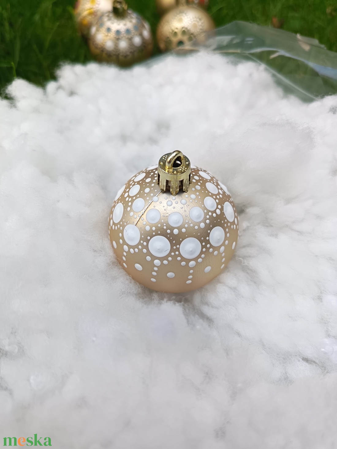 Fehér Pontozott Karácsonyfadísz - karácsony - karácsonyi lakásdekoráció - karácsonyfadíszek - Meska.hu