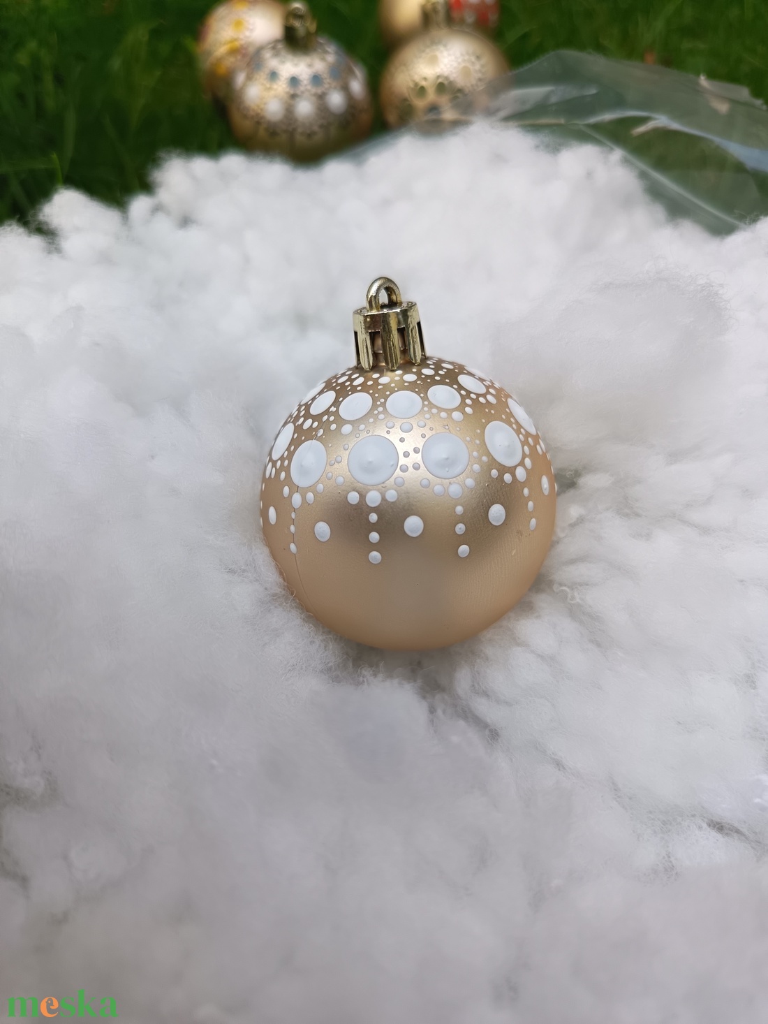 Fehér Pontozott Karácsonyfadísz - karácsony - karácsonyi lakásdekoráció - karácsonyfadíszek - Meska.hu