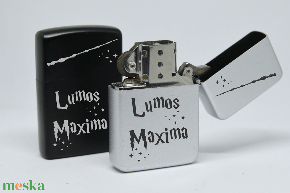 Gravírozott fém öngyújtó Lumos Maxima felirattal � egyedi, varázslatos ajándék fantasy rajongóknak - otthon & életmód - dekoráció - asztal és polc dekoráció - hamutál, öngyújtó, pipa - Meska.hu