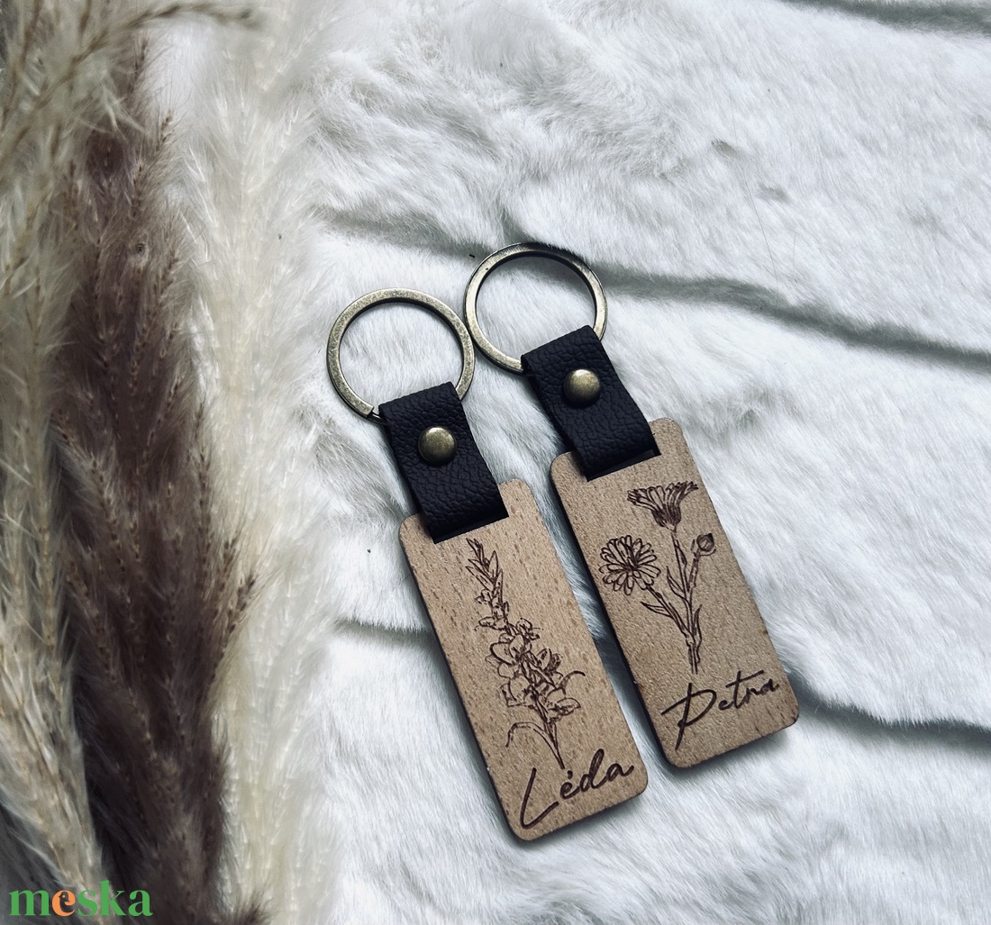 Születési virágos, névre gravírozott fa kulcstartó � egyedi nőnapi ajándék - táska & tok - kulcstartó & táskadísz - kulcstartó - Meska.hu