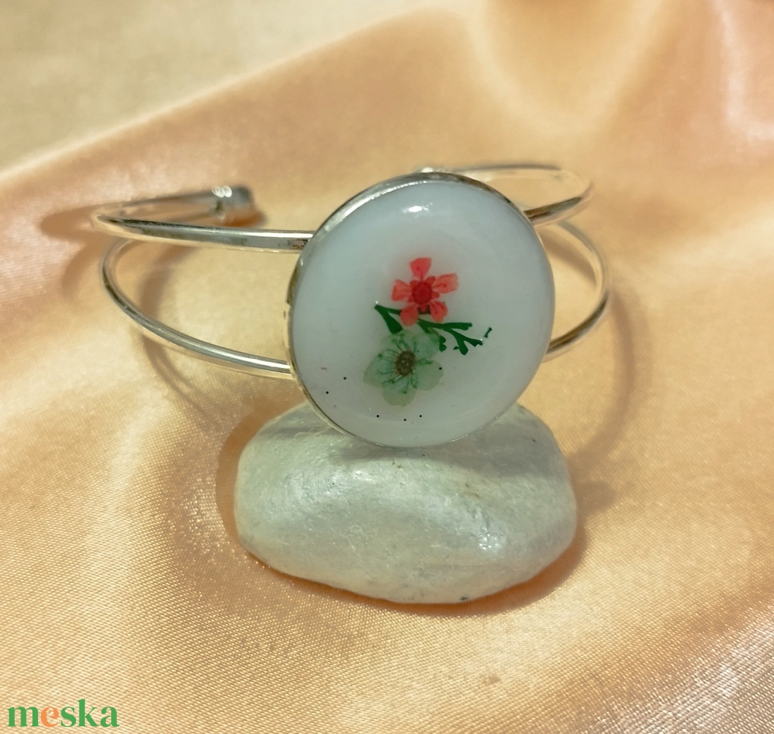 Női nyitott karkötő fém alappal - ékszer - karkötő - karperec - Meska.hu