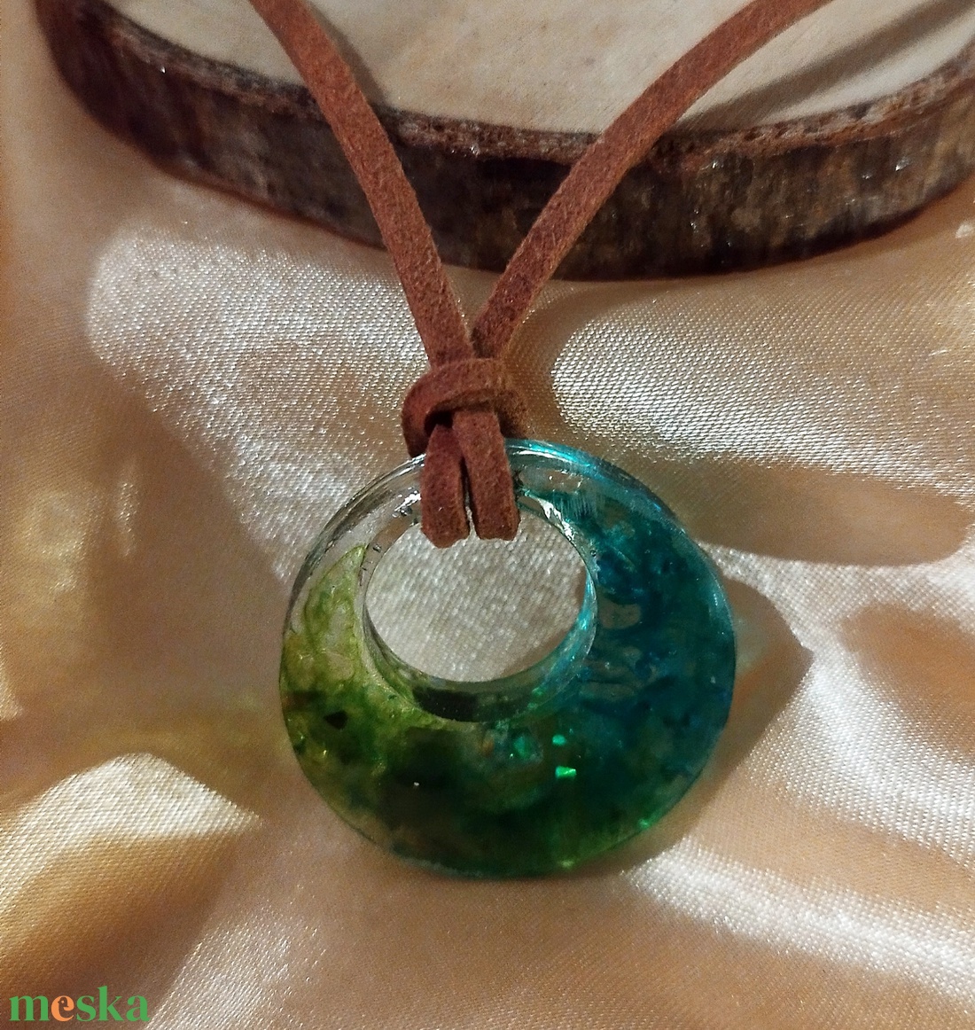 Női színes medálok hosszú műbőrre fűzve - ékszer - nyaklánc - medál - Meska.hu