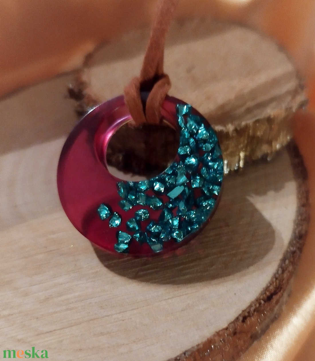 Női színes medálok hosszú műbőrre fűzve - ékszer - nyaklánc - medál - Meska.hu