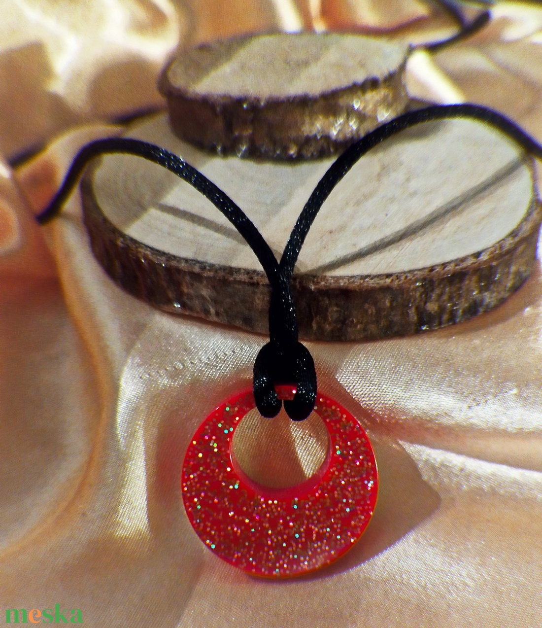 Piros női medálok - ékszer - nyaklánc - medál - Meska.hu