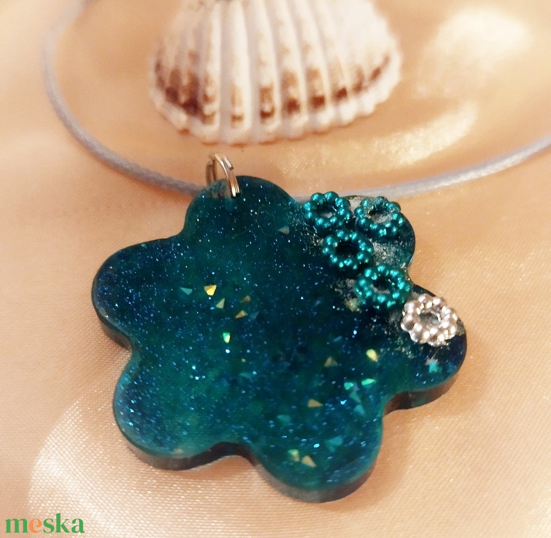 Kék színű virág alakú női medál vidám diszítéssel - ékszer - nyaklánc - medál - Meska.hu