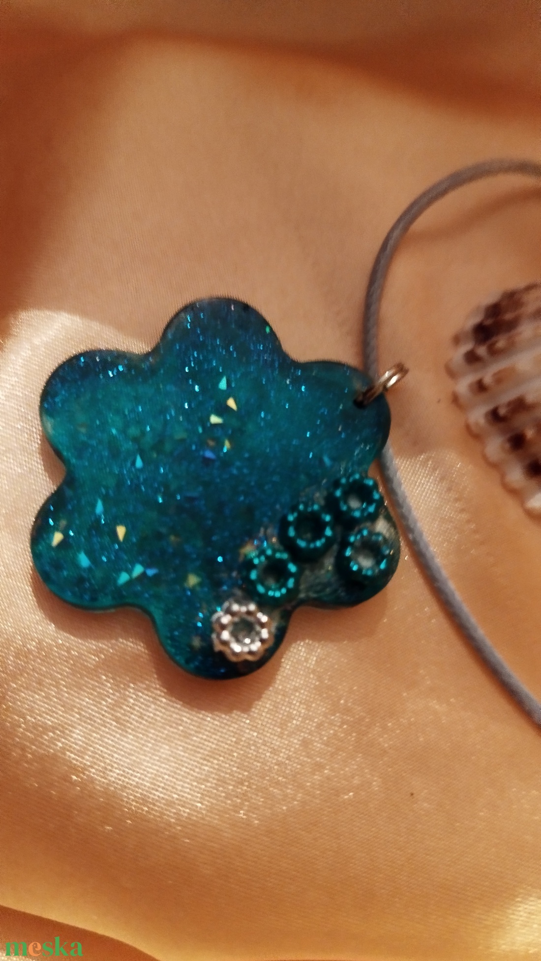 Kék színű virág alakú női medál vidám diszítéssel - ékszer - nyaklánc - medál - Meska.hu