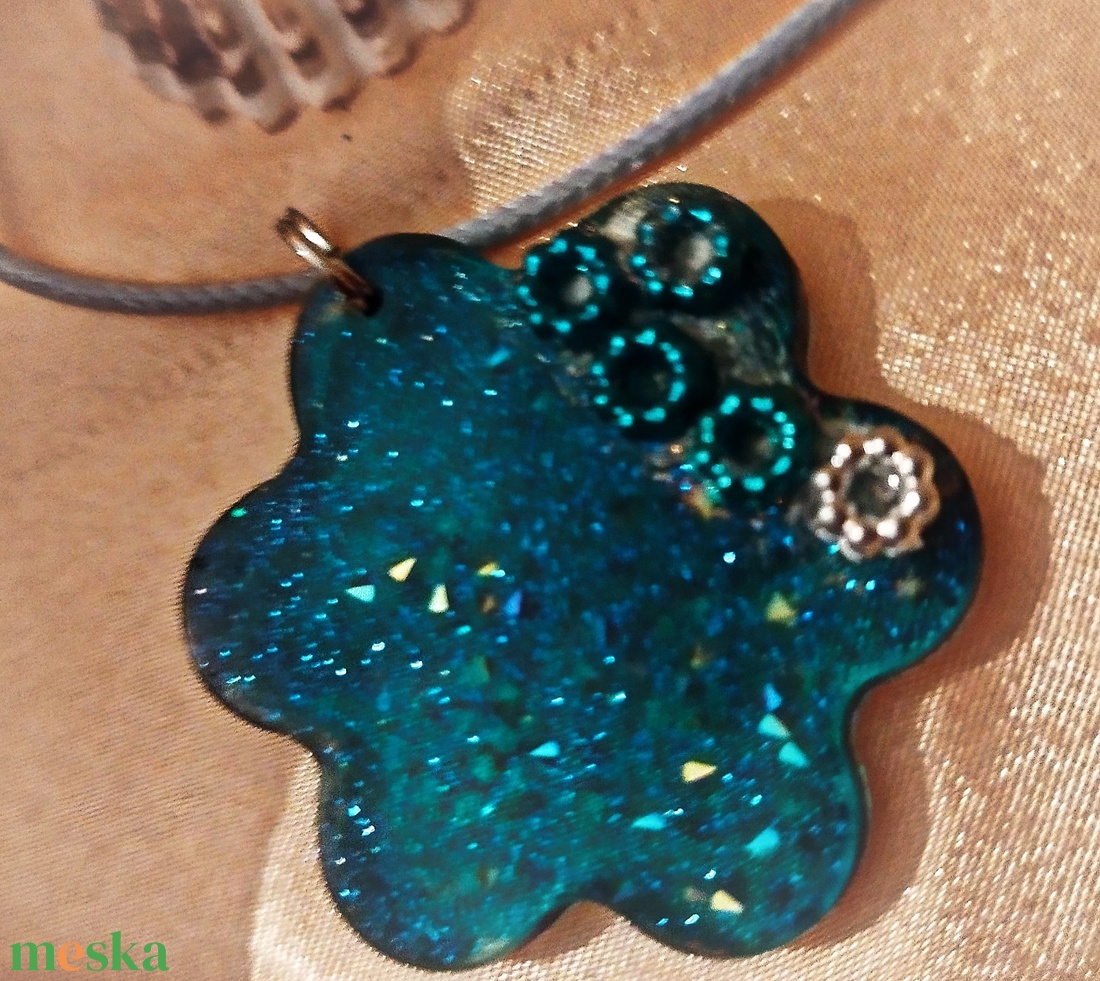 Kék színű virág alakú női medál vidám diszítéssel - ékszer - nyaklánc - medál - Meska.hu