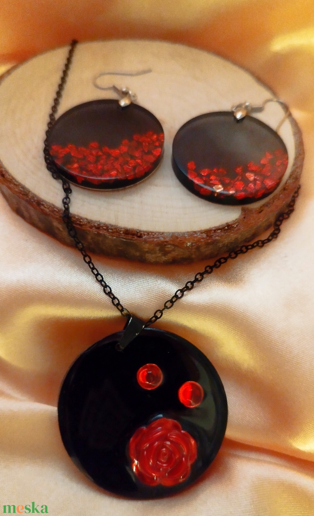 Füst színű és piros fülbevaló és medál szett - ékszer - ékszerszett - Meska.hu