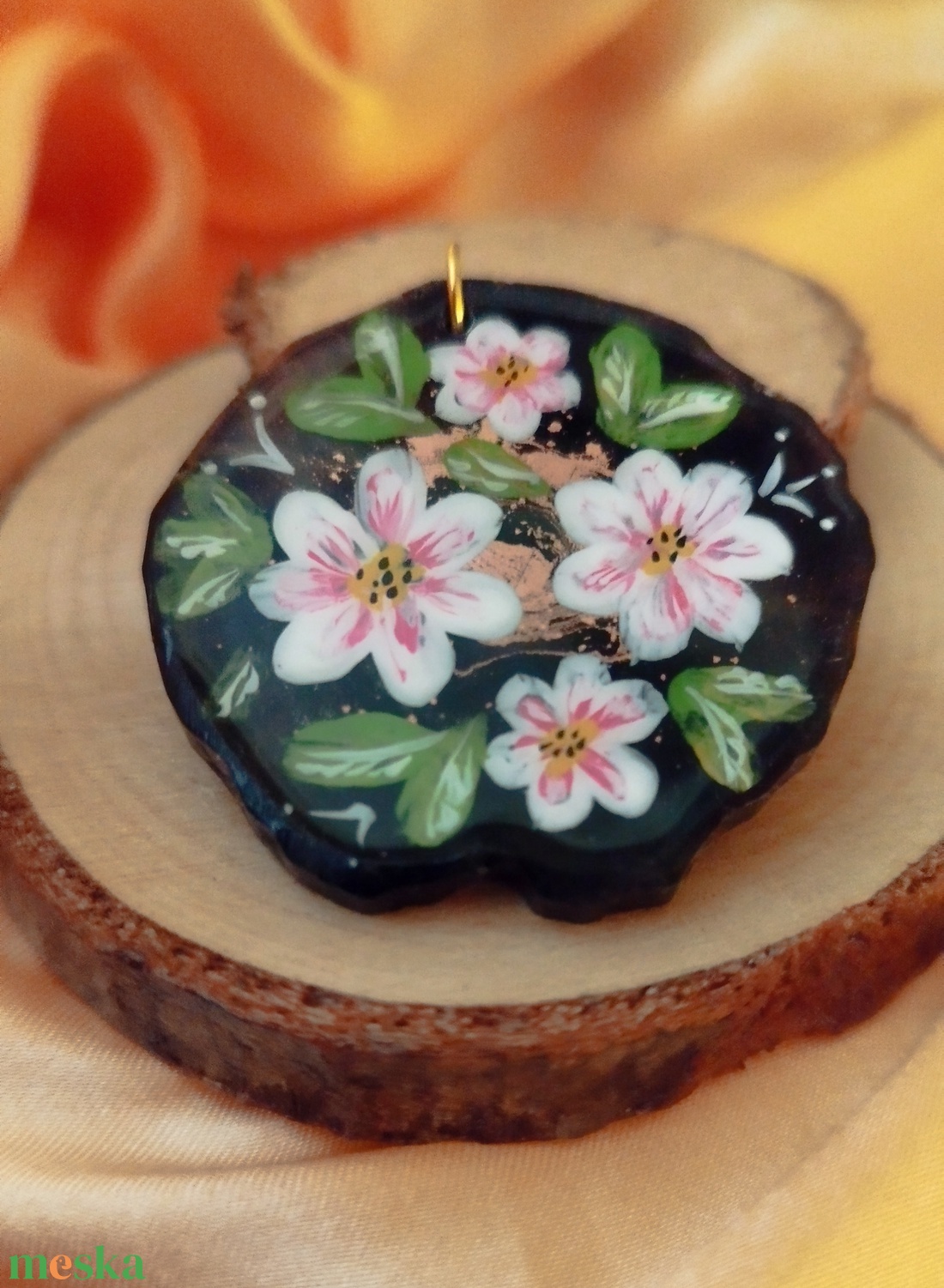 Kézzel festett női medálok epoxi gyantával befedve - ékszer - nyaklánc - medál - Meska.hu