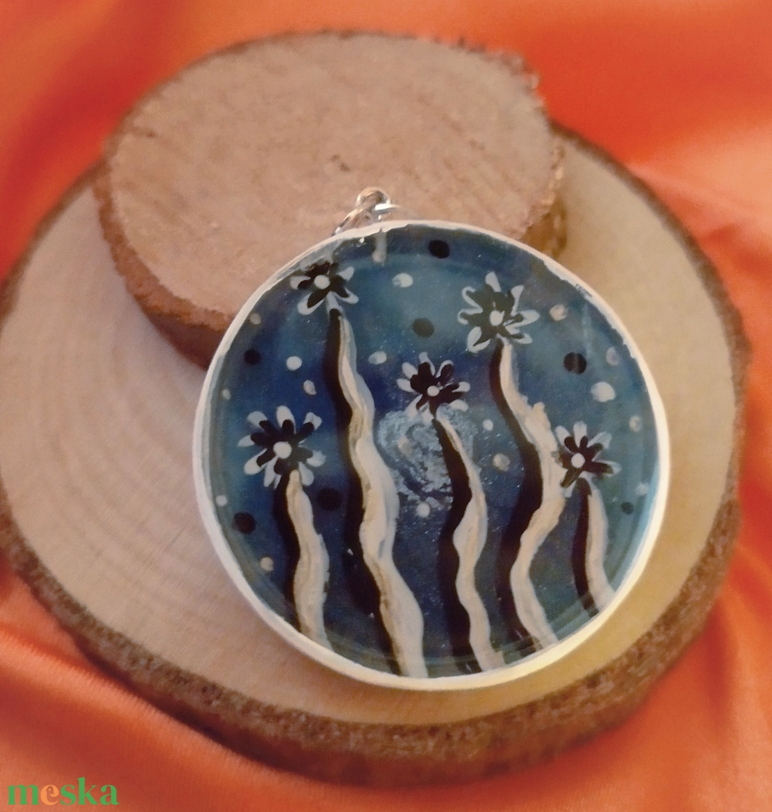 Kézzel festett női medálok epoxi gyantával befedve - ékszer - nyaklánc - medál - Meska.hu