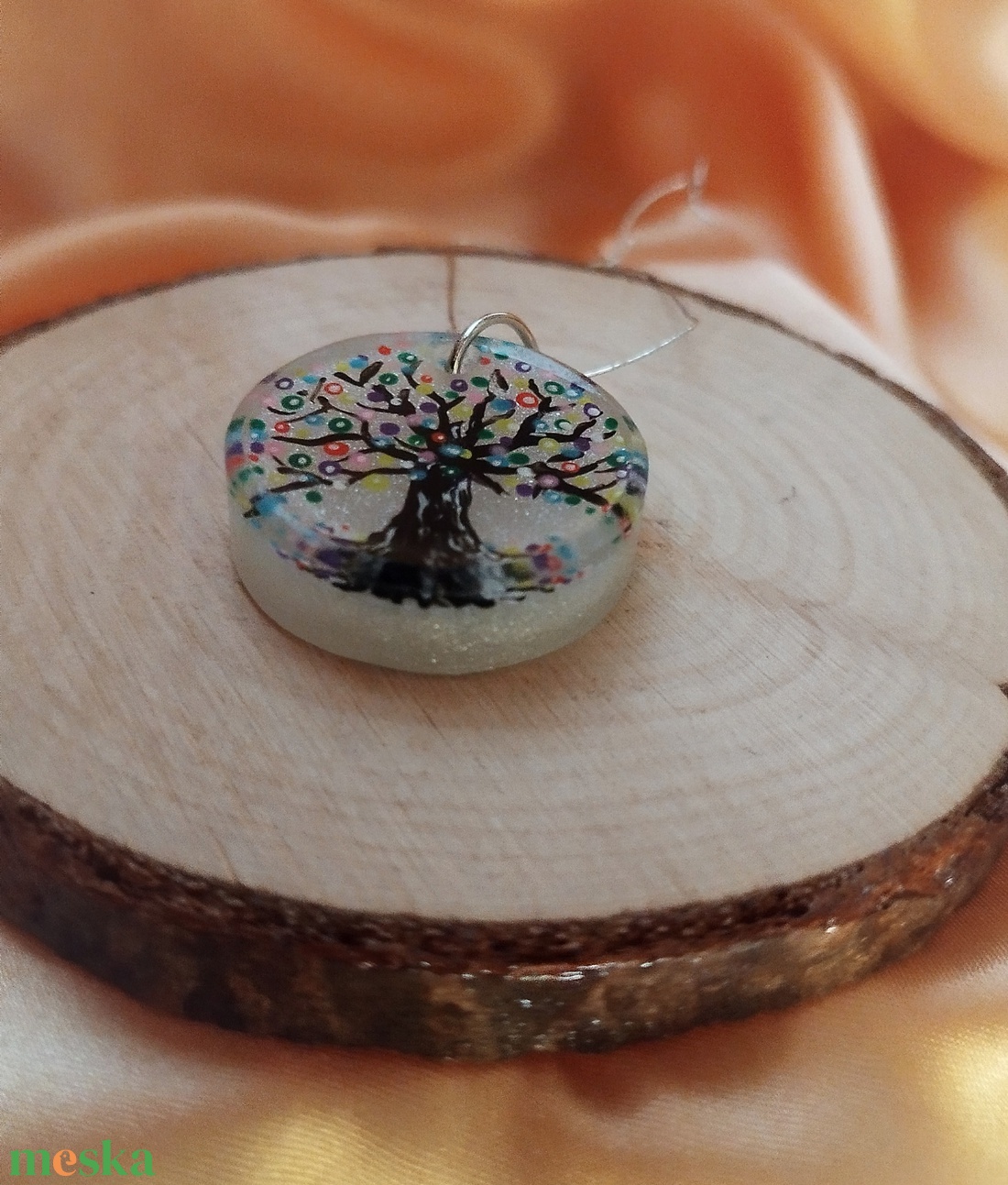 Gyöngyház alapra festett fa mintával női medál - ékszer - nyaklánc - medál - Meska.hu