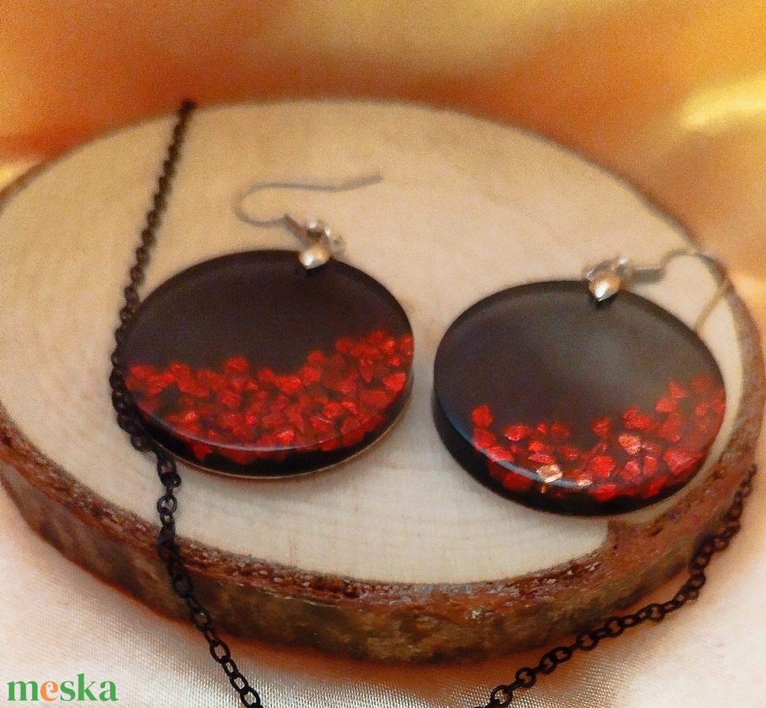 Füst színű és piros fülbevaló és medál szett - ékszer - ékszerszett - Meska.hu