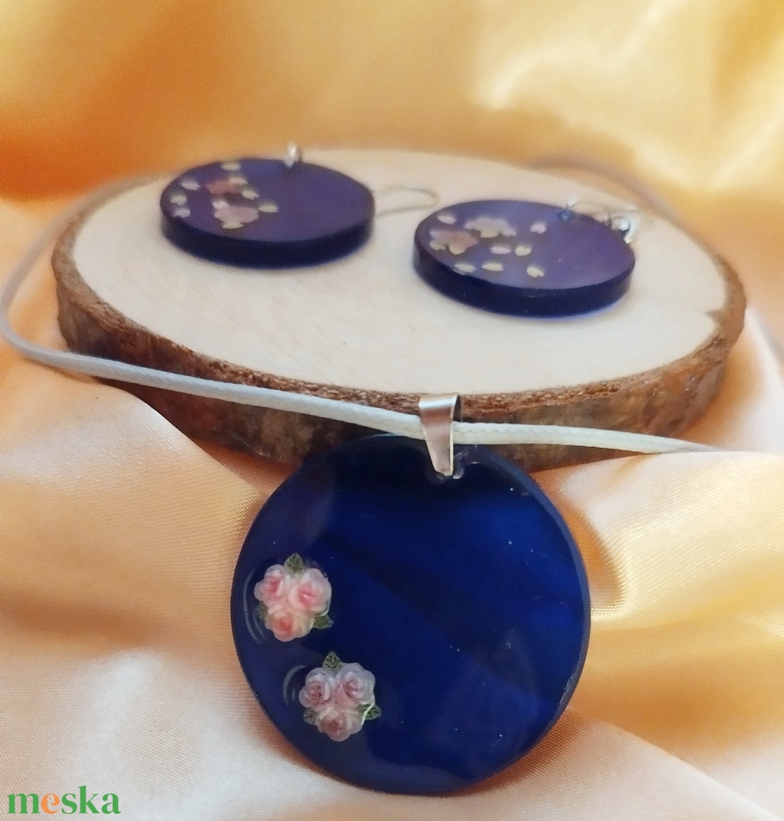 Kék színű kör alakú női fülbevaló és medál - ékszer - ékszerszett - Meska.hu