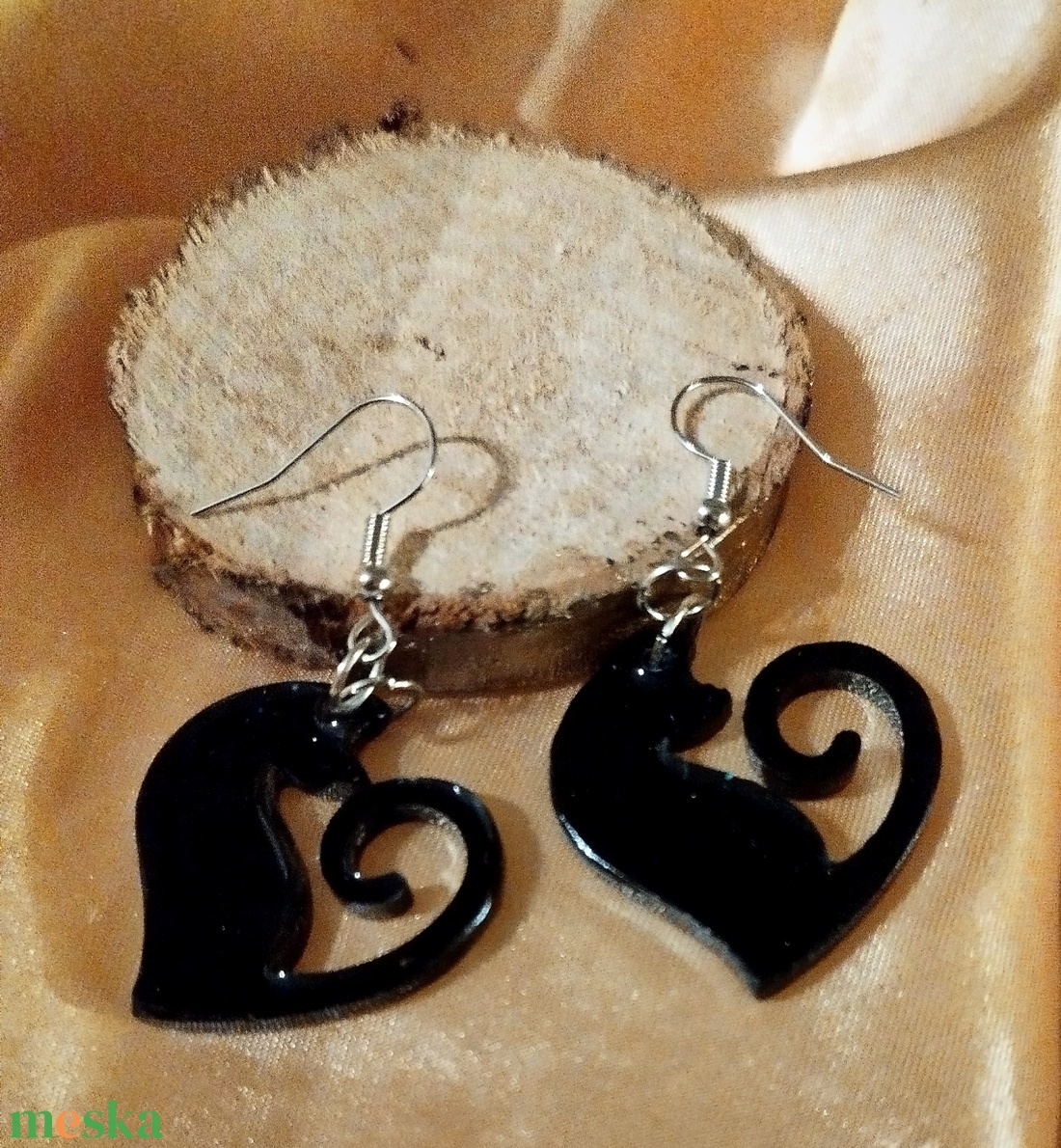 Szívet formázó fekete macska fülbevaló - ékszer - fülbevaló - fülékszer - Meska.hu