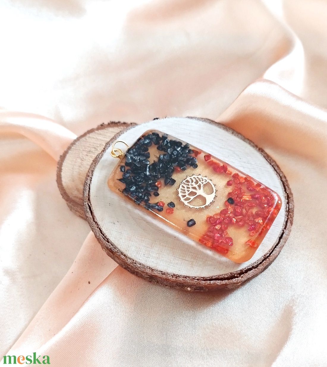 Női medál zúzott üveggel és életfával - táska & tok - kulcstartó & táskadísz - kulcstartó - Meska.hu