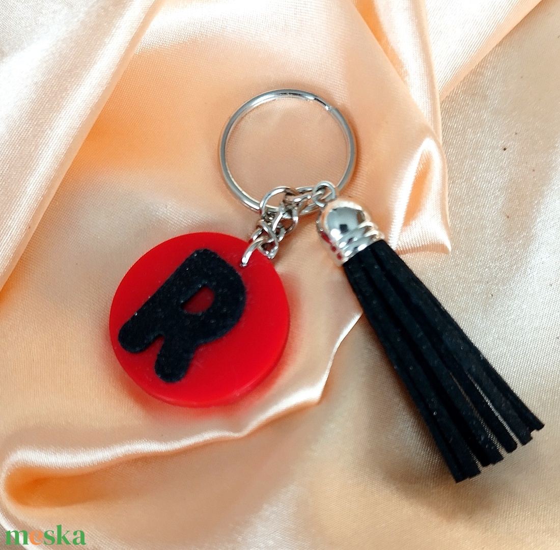 Monogrammal ellátott táskadísz/kulcstartó hozzá illő bojttal - táska & tok - kulcstartó & táskadísz - kulcstartó - Meska.hu