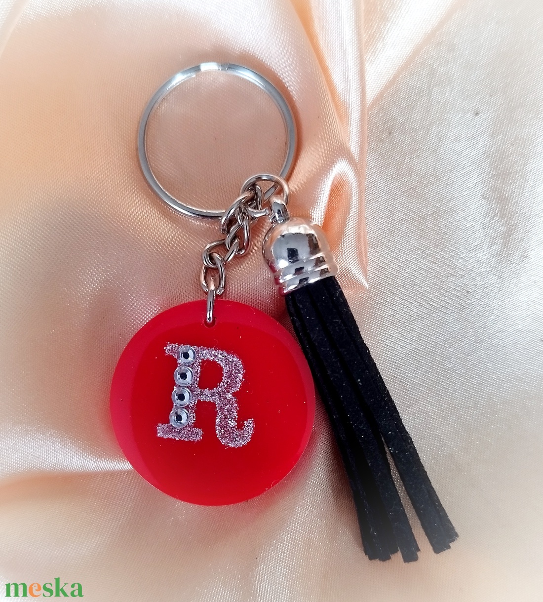 Monogrammal ellátott táskadísz/kulcstartó hozzá illő bojttal - táska & tok - kulcstartó & táskadísz - kulcstartó - Meska.hu