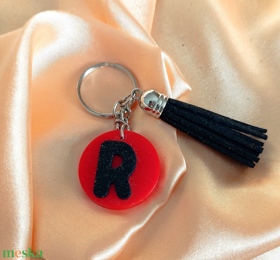 Monogrammal ellátott táskadísz/kulcstartó hozzá illő bojttal - táska & tok - kulcstartó & táskadísz - kulcstartó - Meska.hu
