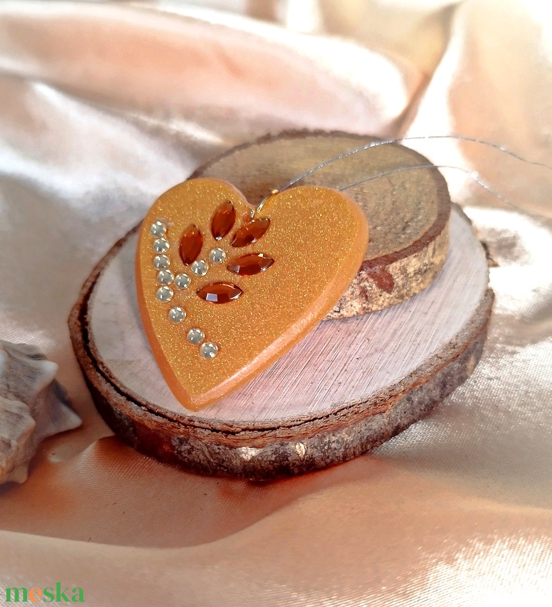 Arany színű szív medál strasszokkal - ékszer - nyaklánc - medál - Meska.hu