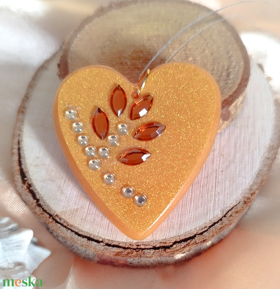 Arany színű szív medál strasszokkal - ékszer - nyaklánc - medál - Meska.hu