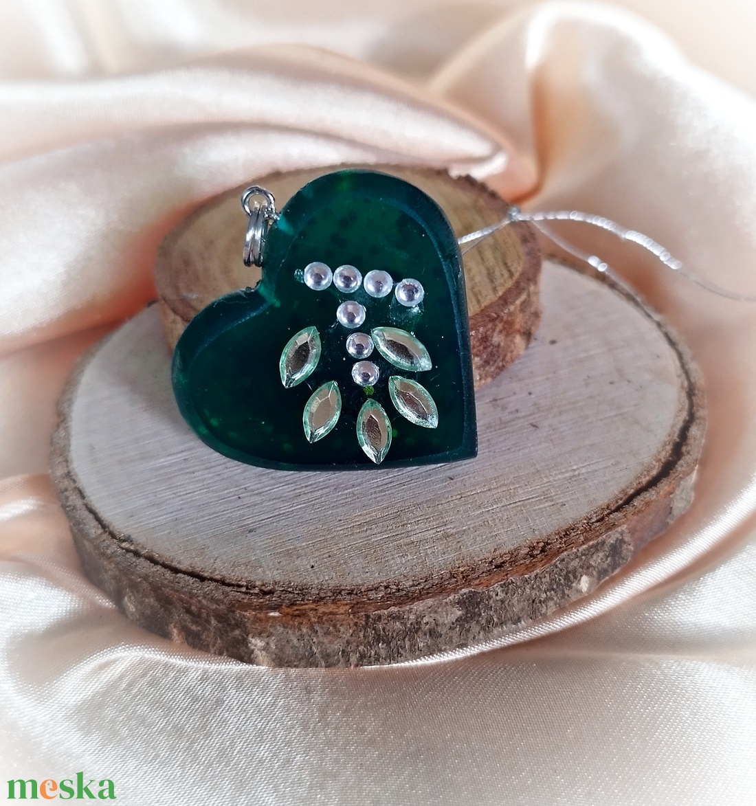 Zöld szív alakú medál strasszokkal díszítve  - ékszer - nyaklánc - medál - Meska.hu