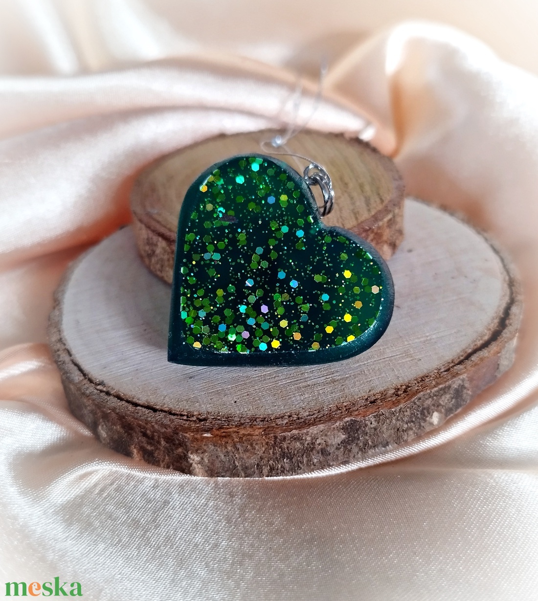 Zöld szív alakú medál strasszokkal díszítve  - ékszer - nyaklánc - medál - Meska.hu