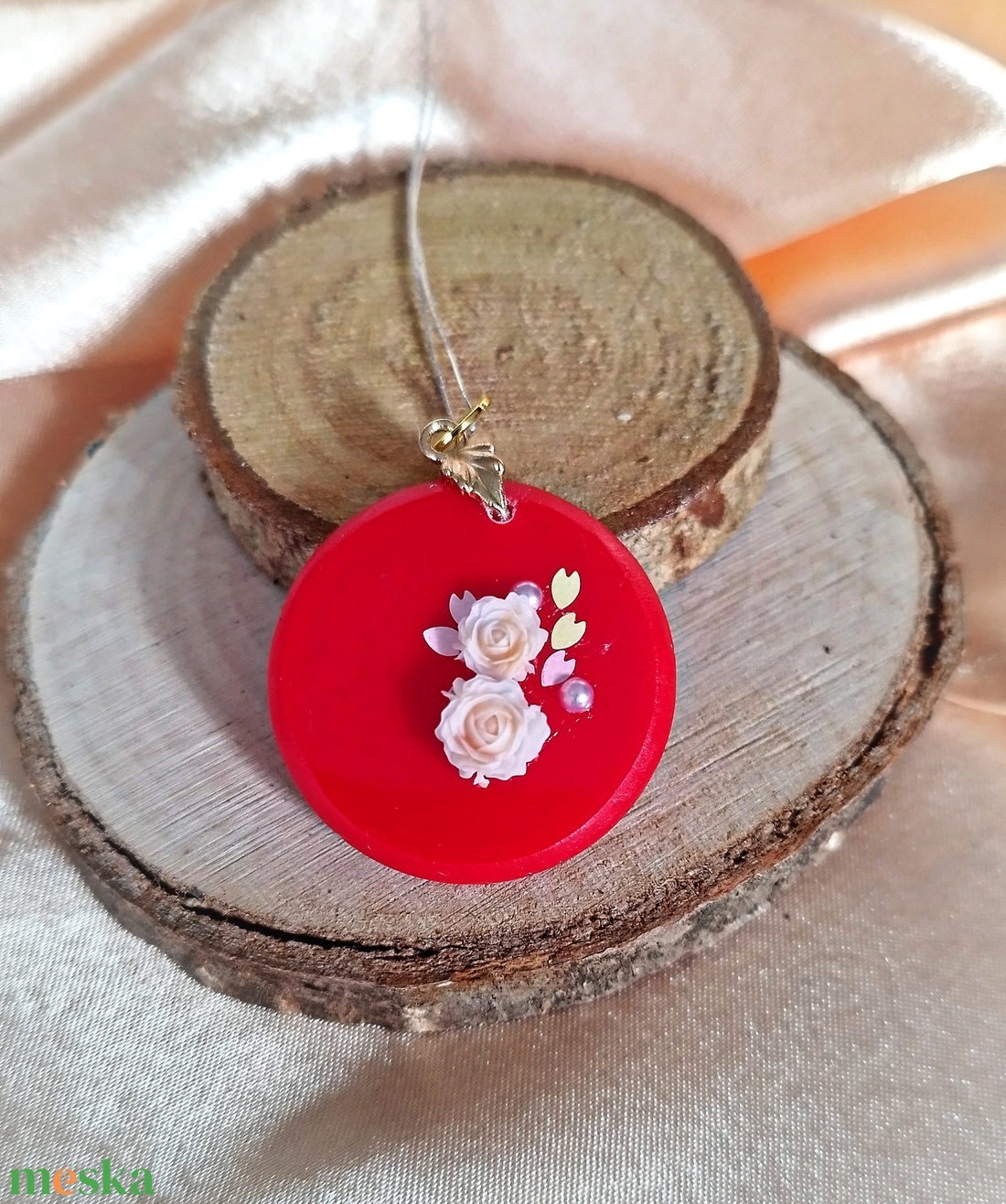 Piros színű kerek női medál rózsákkal - ékszer - nyaklánc - medál - Meska.hu