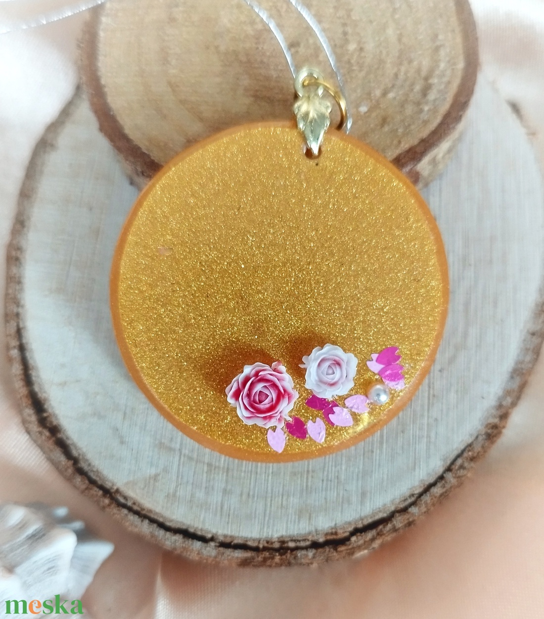 Arany színű kerek medál rózsával - ékszer - nyaklánc - medál - Meska.hu