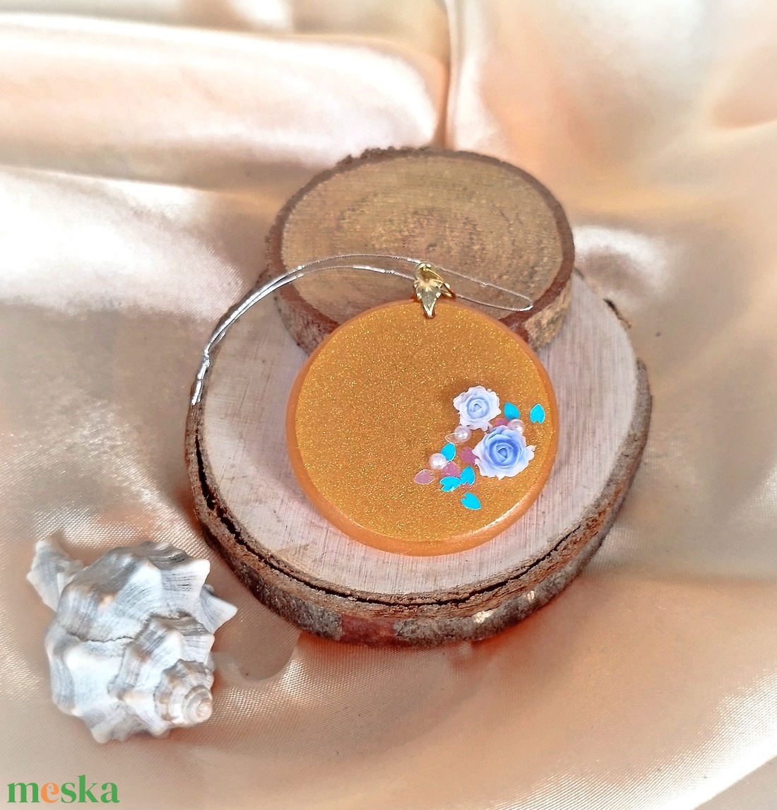 Arany színű kerek medál rózsával - ékszer - nyaklánc - medál - Meska.hu