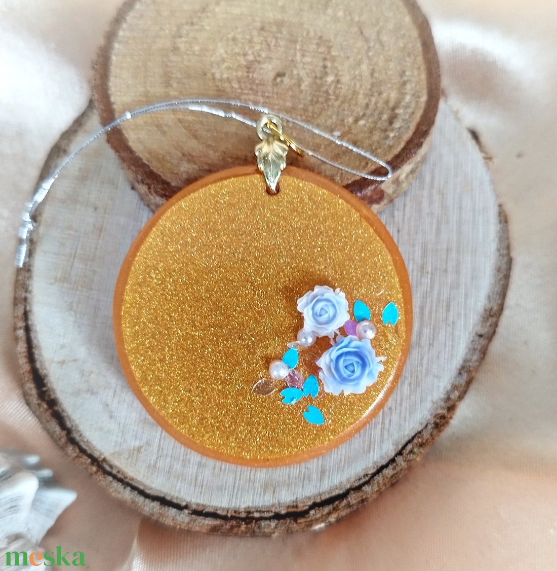 Arany színű kerek medál rózsával - ékszer - nyaklánc - medál - Meska.hu