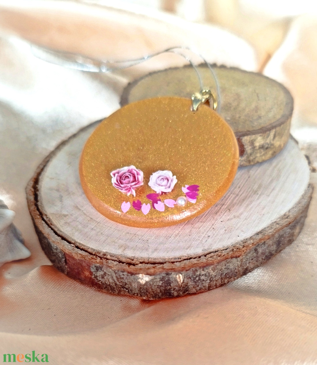 Arany színű kerek medál rózsával - ékszer - nyaklánc - medál - Meska.hu