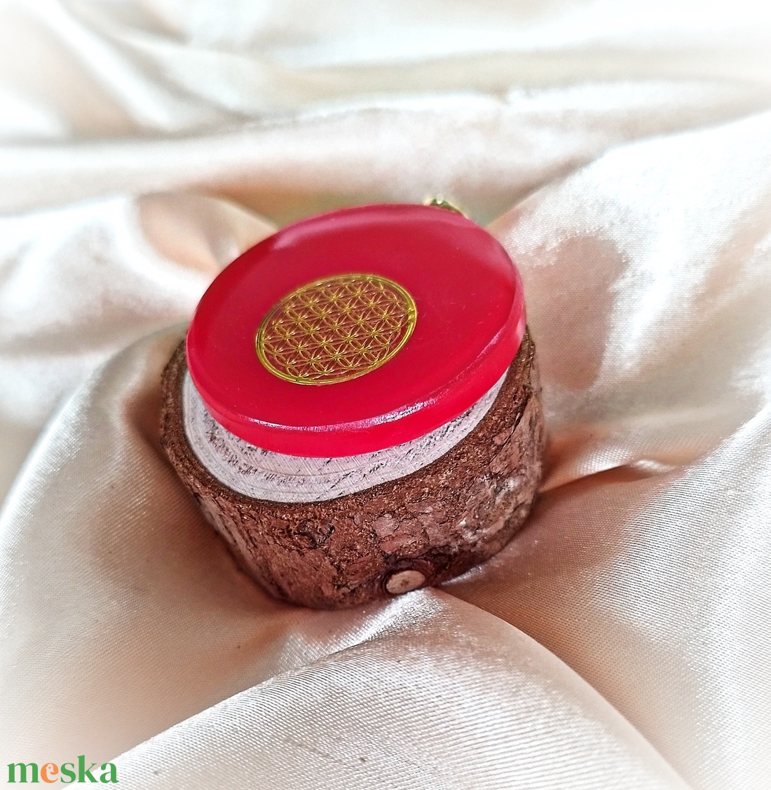 Piros színű kerek medál szimbólummal - ékszer - nyaklánc - medál - Meska.hu