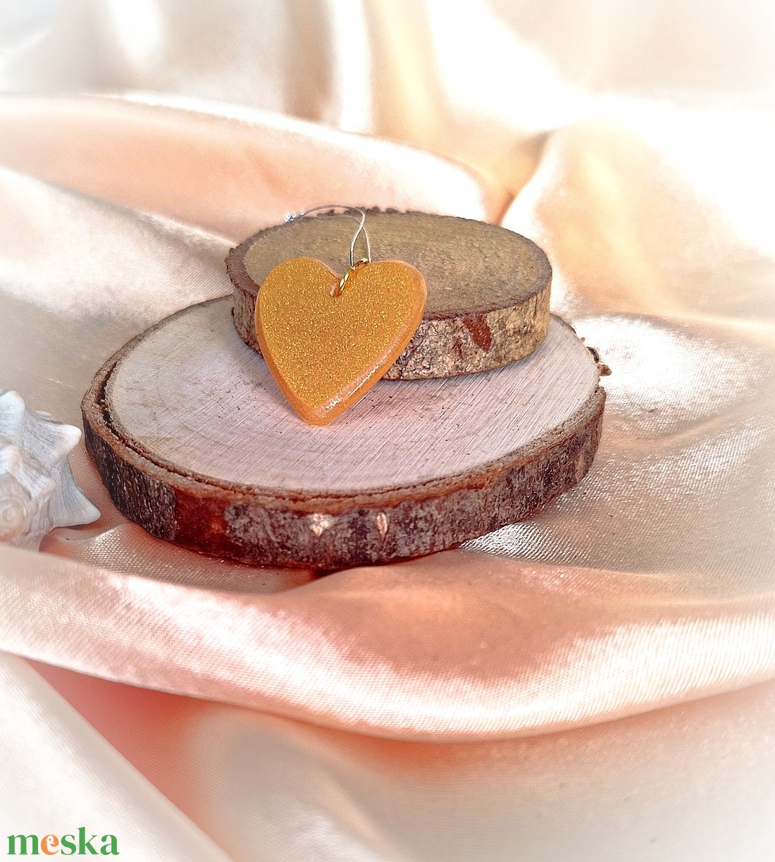 Arany színű szív alakú medál - ékszer - nyaklánc - medál - Meska.hu