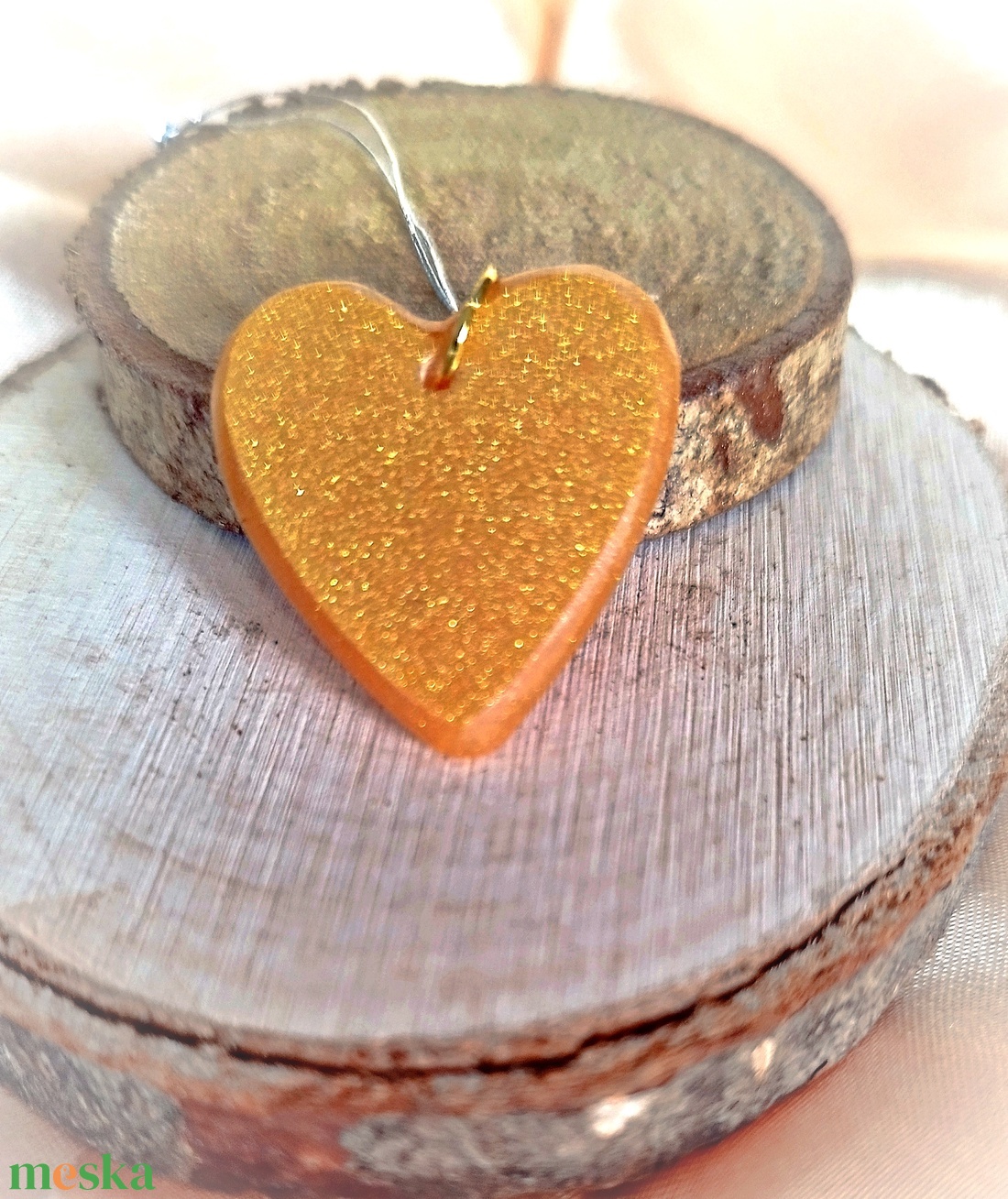 Arany színű szív alakú medál - ékszer - nyaklánc - medál - Meska.hu