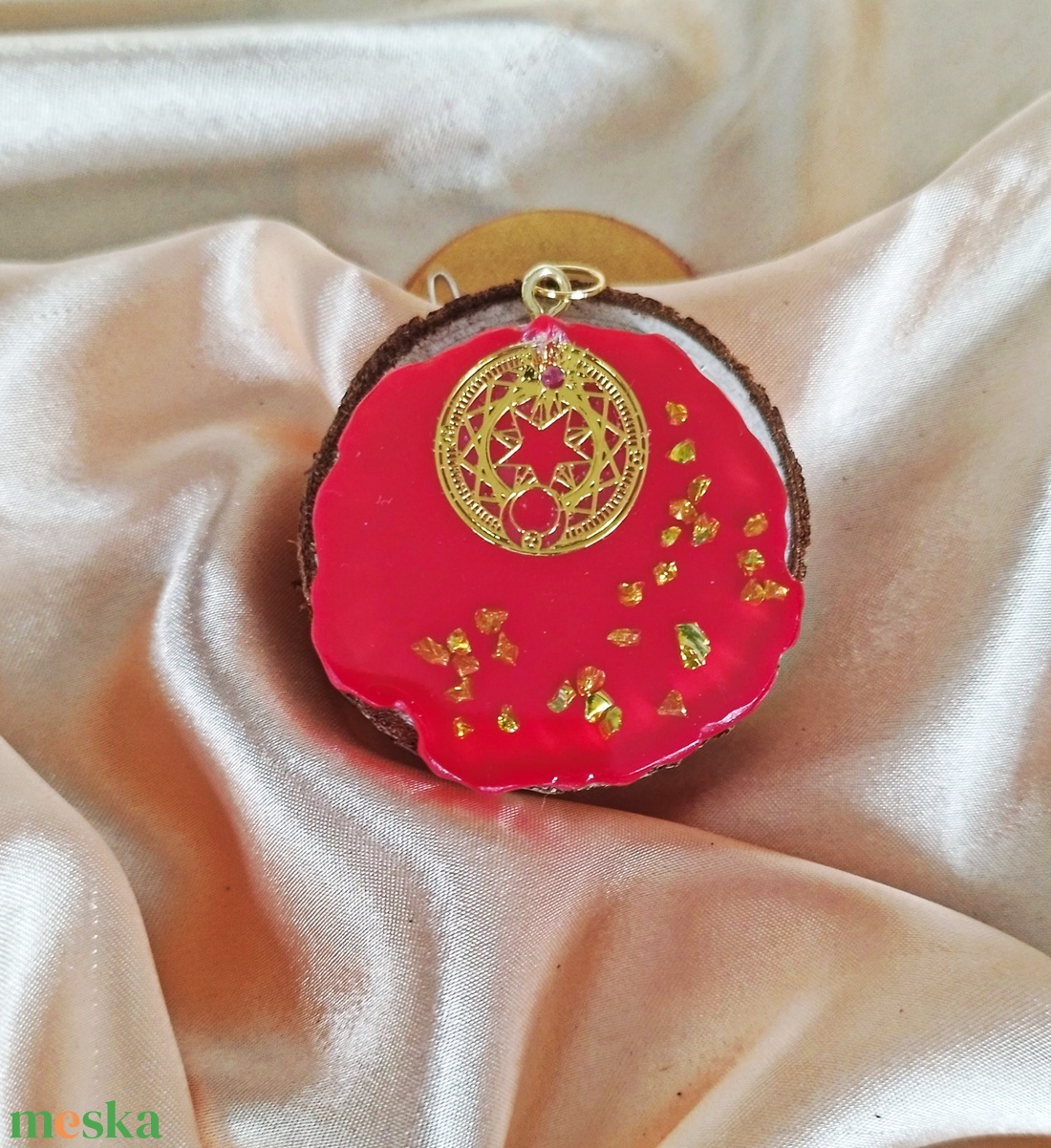 Piros medál arany diszítéssel - ékszer - nyaklánc - medál - Meska.hu