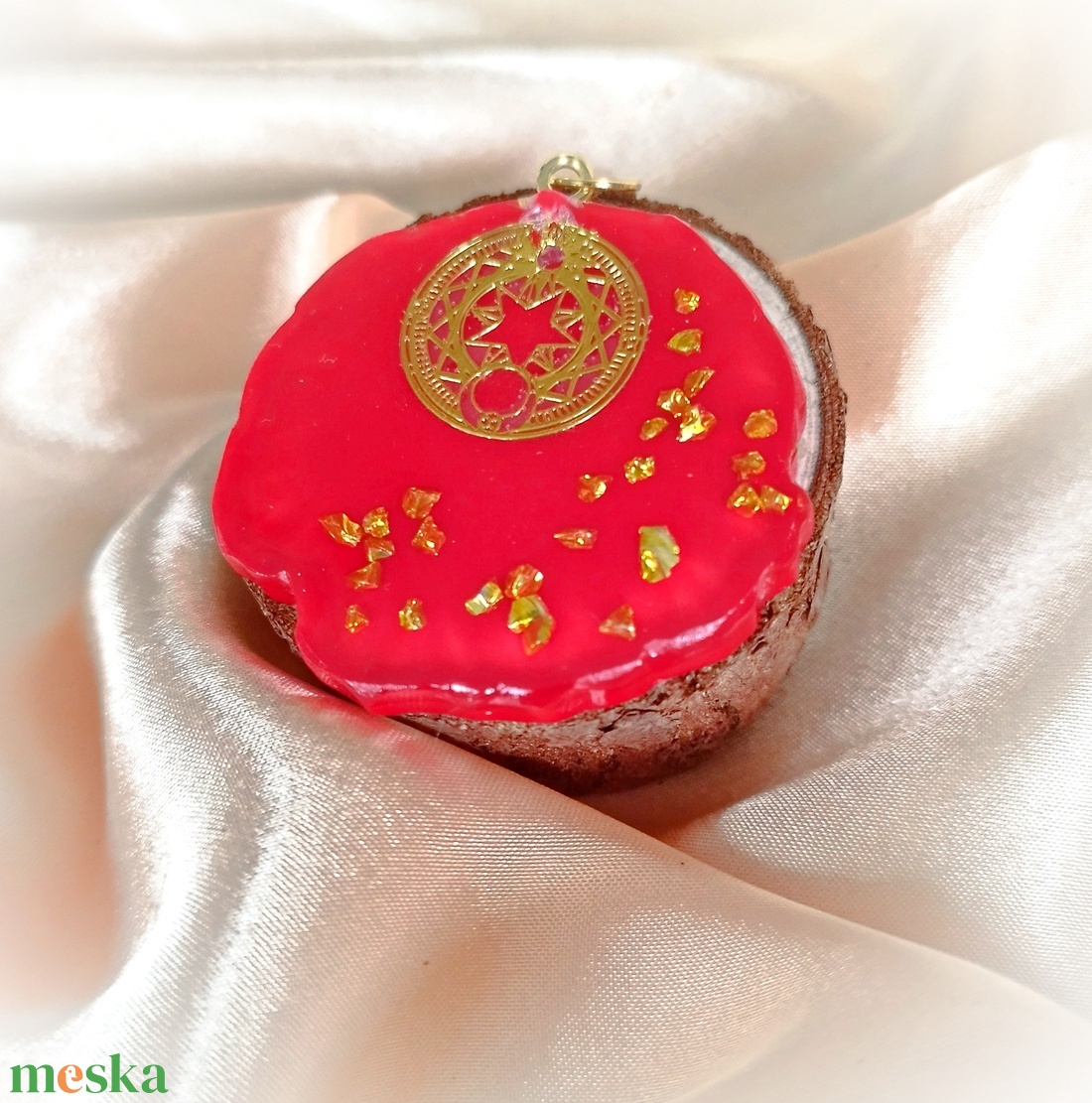 Piros medál arany diszítéssel - ékszer - nyaklánc - medál - Meska.hu