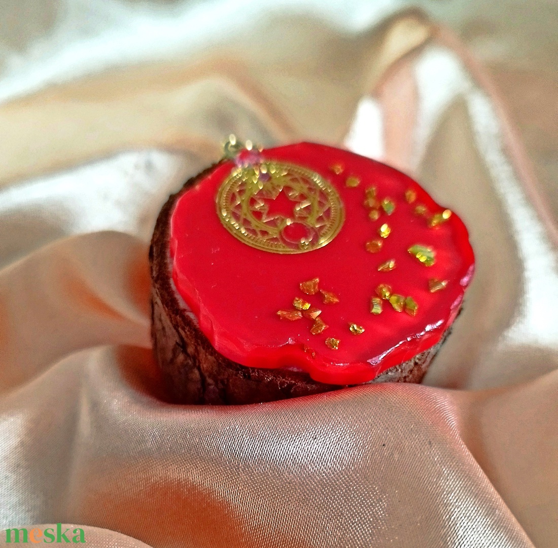 Piros medál arany diszítéssel - ékszer - nyaklánc - medál - Meska.hu