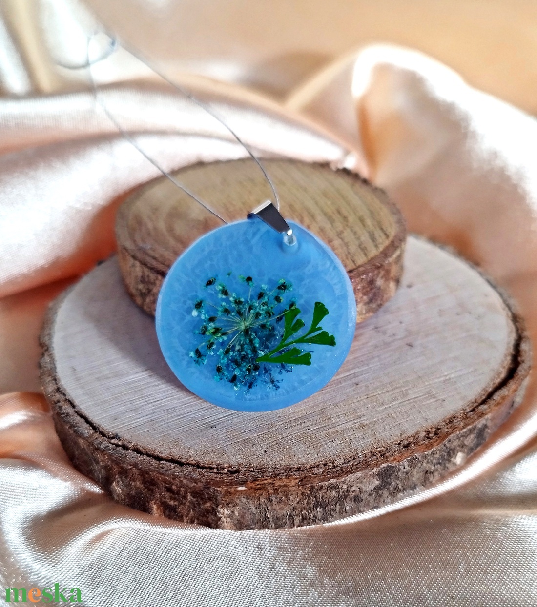 Kék kerek medál szárított virágokkal - ékszer - nyaklánc - medál - Meska.hu