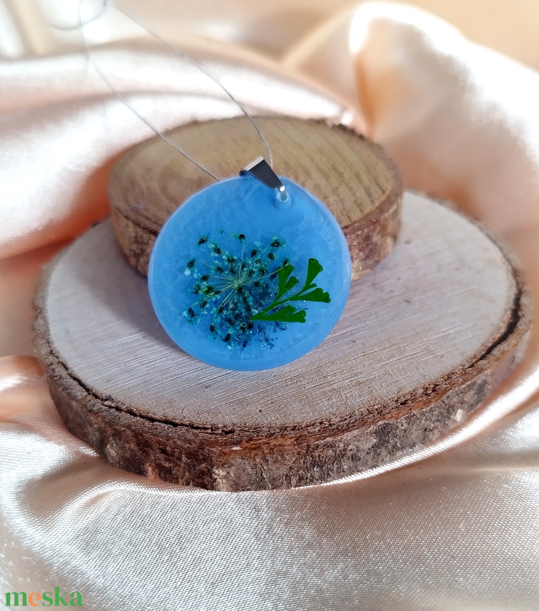 Kék kerek medál szárított virágokkal - ékszer - nyaklánc - medál - Meska.hu