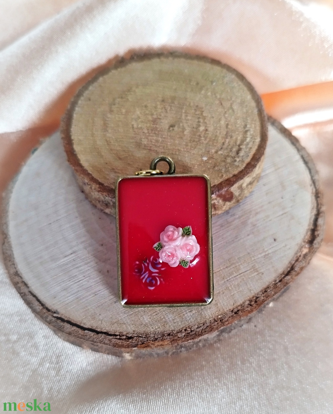 Piros nőies medál rózsákkal - ékszer - nyaklánc - medál - Meska.hu